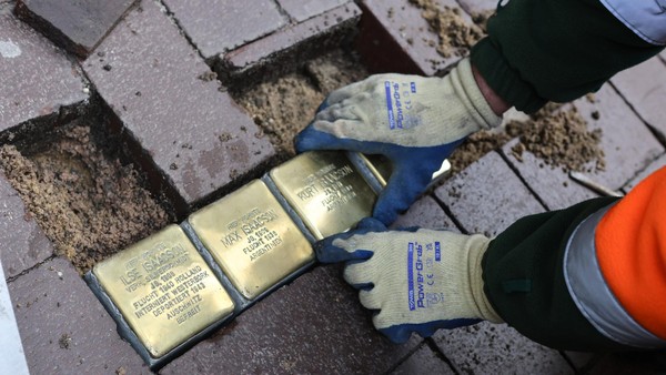 15 neue Stolpersteine in Dinslaken: Warum diese Verlegung so besonders war