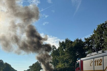 A3 bei Dinslaken: Auto brennt auf der Autobahn komplett aus