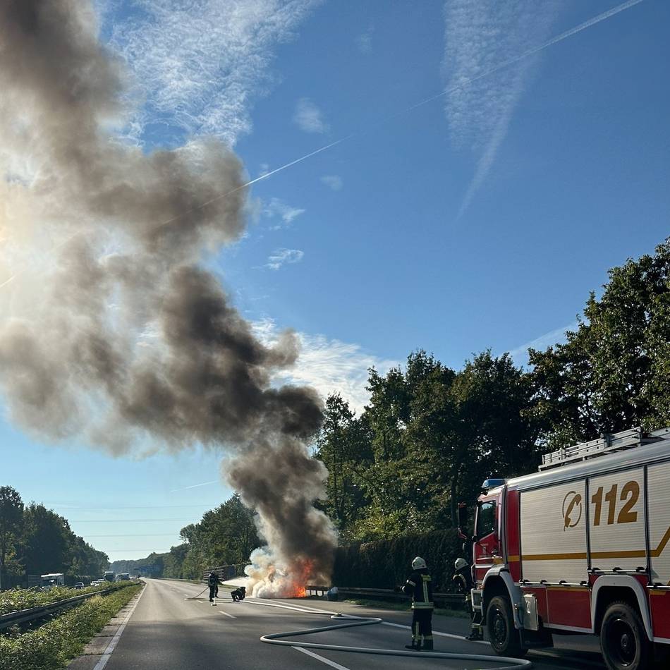 A3 bei Dinslaken: Auto brennt auf der Autobahn komplett aus