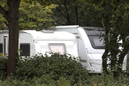 Ärger in Dinslaken: Wohnwagen blockiert Parkplatz wochenlang