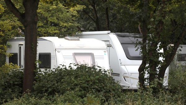 Ärger in Dinslaken: Wohnwagen blockiert Parkplatz wochenlang