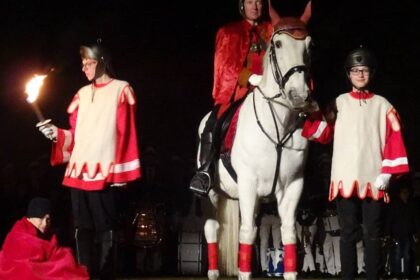 Am 8. November im Burgtheater: Wo Sankt Martin in Dinslaken wieder seinen Mantel teilt