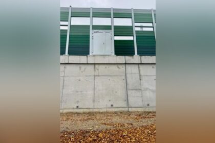 Bahnstrecke Dinslaken: Rettungstür hängt in der Luft – so erklärt das die Bahn