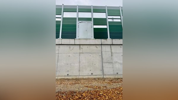 Bahnstrecke Dinslaken: Rettungstür hängt in der Luft – so erklärt das die Bahn