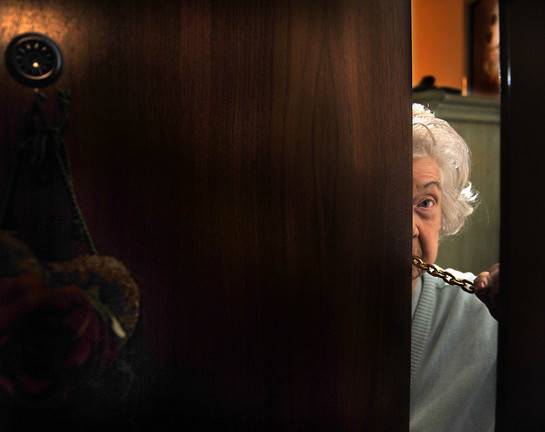 Betrugsfall in Dinslaken: Falsche Stadtwerkemitarbeiter bringen 91-Jährige um Bargeld