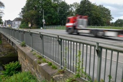 Brückenarbeiten in Dinslaken: Arbeiter mit Dosen beworfen – „die Hölle“