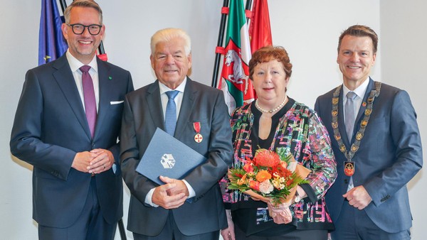 Bundesverdienstkreuz für verdienten Voerder - und Dank an die Gattin