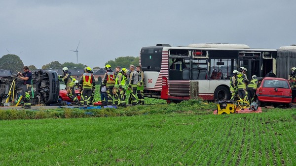 Busunfall mit vielen Verletzten - Feuerwehr übt den Ernstfall