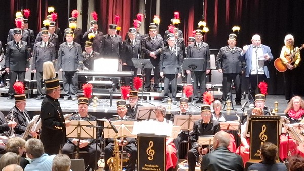 Dinslakener Bergbautradition auf der Bühne: Gänsehaut am Ende