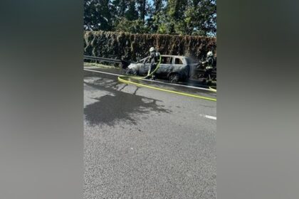 Feuerwehr Dinslaken löscht brennendes Auto auf der A3