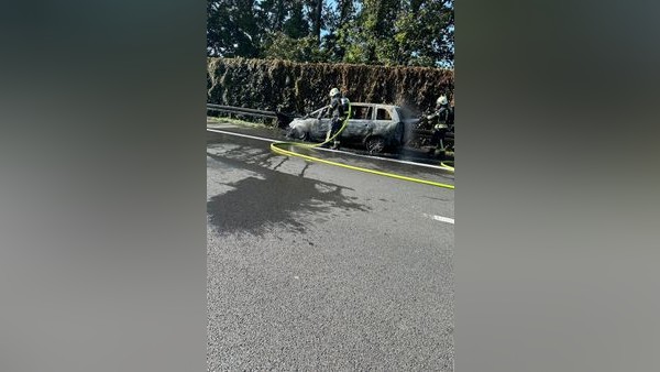Feuerwehr Dinslaken löscht brennendes Auto auf der A3