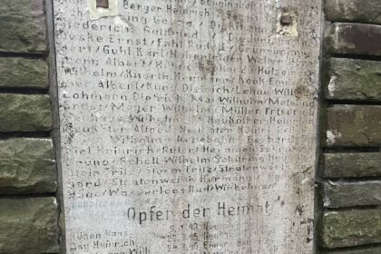 Gemeinde Hünxe entsetzt: Bronzeplatten von Ehrenmal gestohlen
