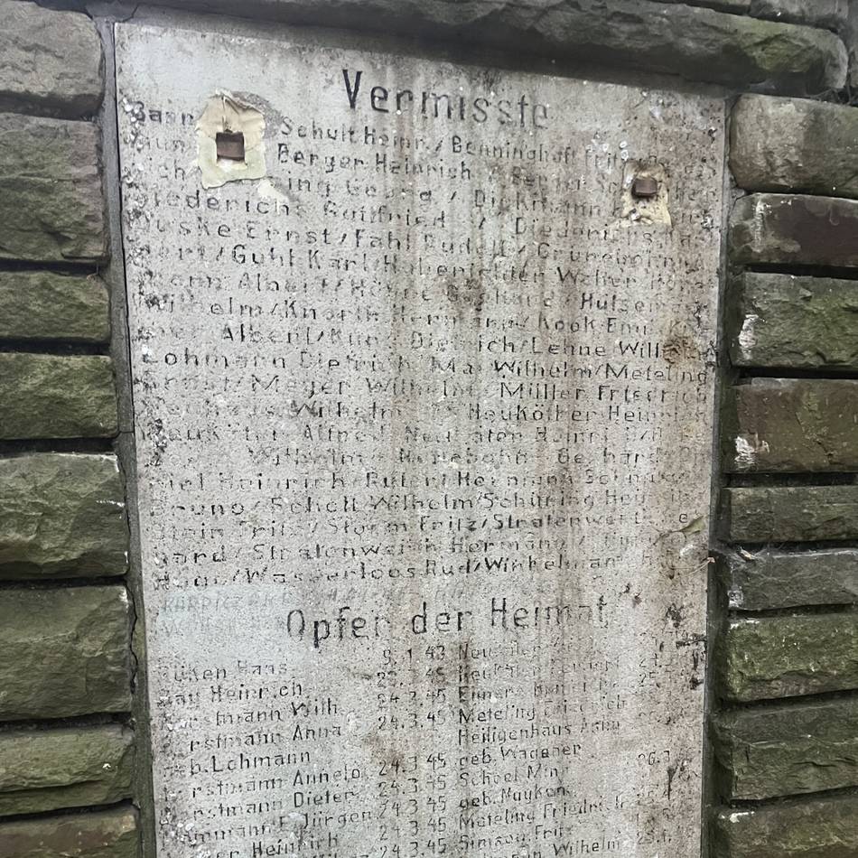 Gemeinde Hünxe entsetzt: Bronzeplatten von Ehrenmal gestohlen