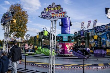 Honigkirmes Hünxe 2025: Aufbau mit neuem Rundgang trifft auf lauter Zuspruch