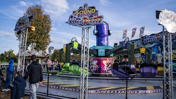 Honigkirmes Hünxe 2025: Aufbau mit neuem Rundgang trifft auf lauter Zuspruch