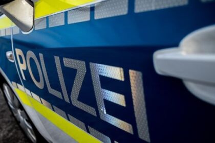 Kind wirft Stein auf Auto – Polizei Dinslaken sucht Zeugen
