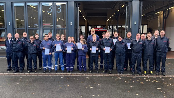 Leben retten lernen: Urkunden für Dinslakener Feuerwehrleute
