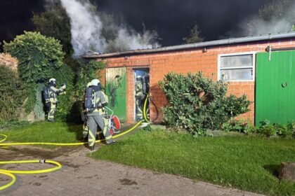 Pferdestall in Flammen: Feuerwehr löscht Brand in Sattelkammer