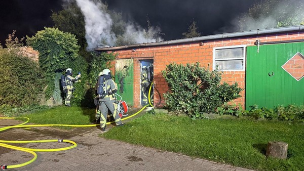 Pferdestall in Flammen: Feuerwehr löscht Brand in Sattelkammer