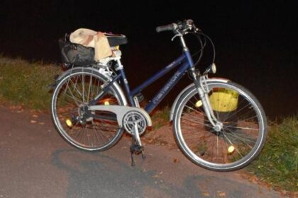 Polizei sucht Zeugen: Schiffsführer entdeckt leblose Frau im Kanal bei Voerde