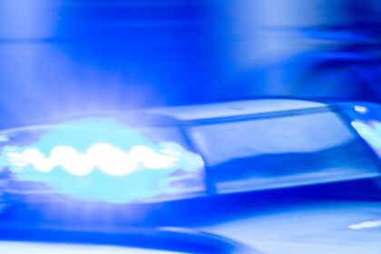 Polizei sucht Zeugen: Unbekannte verwüsten leeres Ladenlokal in Voerde