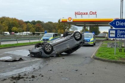 Spektakulärer Unfall an der A3 bei Hünxe: Auto landet auf dem Dach