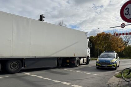 Sperre auf der B8 in Dinslaken: Der neueste „Trick“ von Lkw-Fahrern