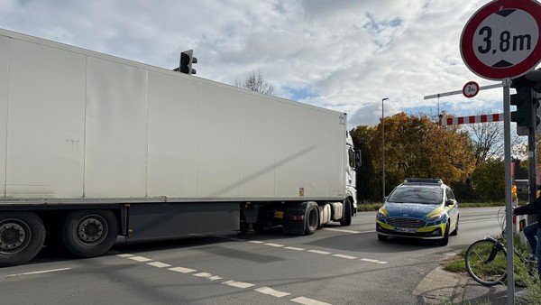 Sperre auf der B8 in Dinslaken: Der neueste „Trick“ von Lkw-Fahrern