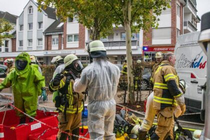 Übung der Feuerwehr Voerde: Unfall mit Gefahrguttransporter und ein Feuer im Rathaus