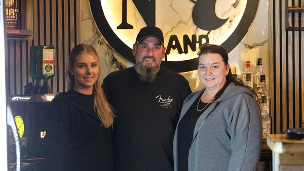 Voerde: Neuanfang für die Kneipe „Papala Pub“ – sie sind die neuen Pächter