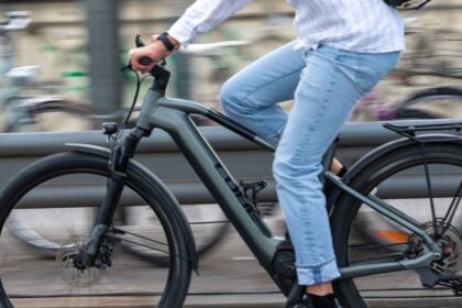 Zusammenstoß beim Abbiegen: 61-Jähriger Pedelec-Fahrer bei Unfall schwer verletzt