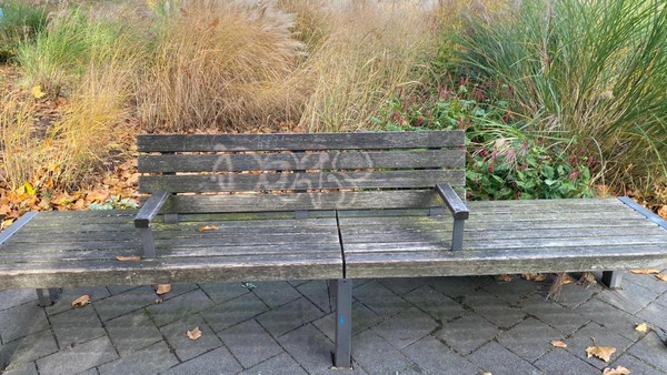 Abgeranzte Bänke in Dinslaken sorgen für Unmut: „nicht sehr einladend“