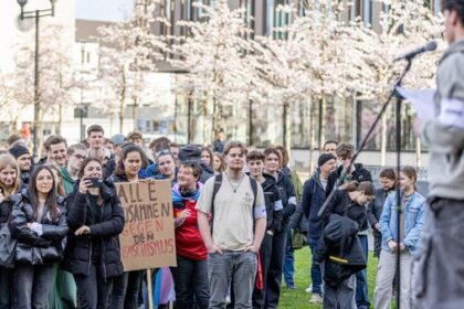 AfD ist im Dinslakener Rat: Schüler-Demo vor dem Rathaus - für Demokratie