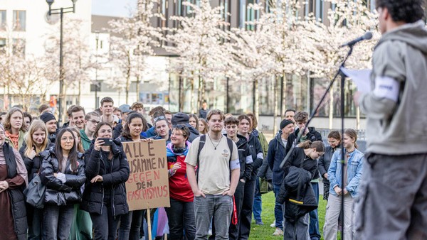 AfD ist im Dinslakener Rat: Schüler-Demo vor dem Rathaus - für Demokratie