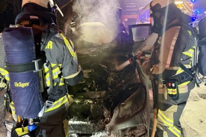 Auto brennt an Rastplatz-Tankstelle Hünxe-Ost an der A3