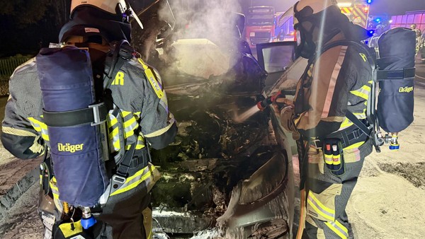 Auto brennt an Rastplatz-Tankstelle Hünxe-Ost an der A3