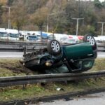 Auto landet auf dem Dach: wieder ein spektakulärer Unfall auf dem Rastplatz