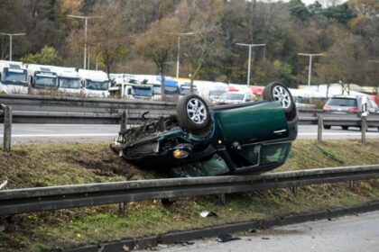 Auto landet auf dem Dach: wieder ein spektakulärer Unfall auf dem Rastplatz