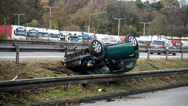 Auto landet auf dem Dach: wieder ein spektakulärer Unfall auf dem Rastplatz
