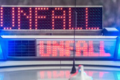 Auto von Lkw in Gegenverkehr geschoben: Zwei Männer bei Unfall in Hünxe verletzt