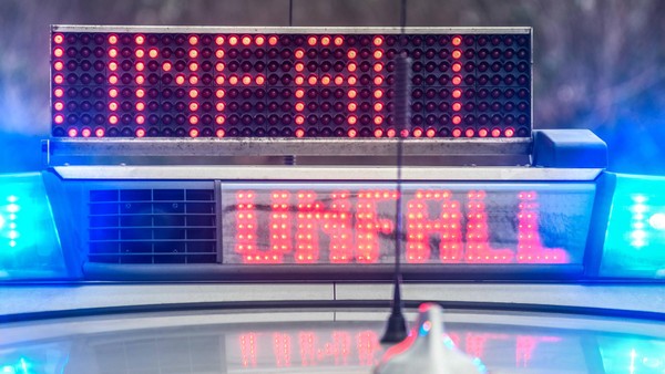 Auto von Lkw in Gegenverkehr geschoben: Zwei Männer bei Unfall in Hünxe verletzt