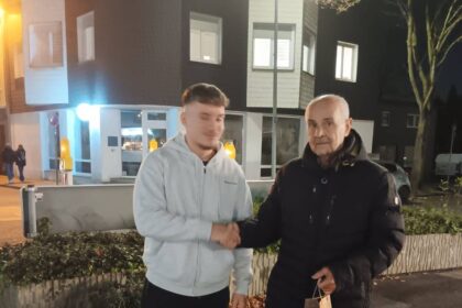 Bewegende Begegnung: Bei Sturz verletzt – 81-Jähriger trifft seinen Ersthelfer