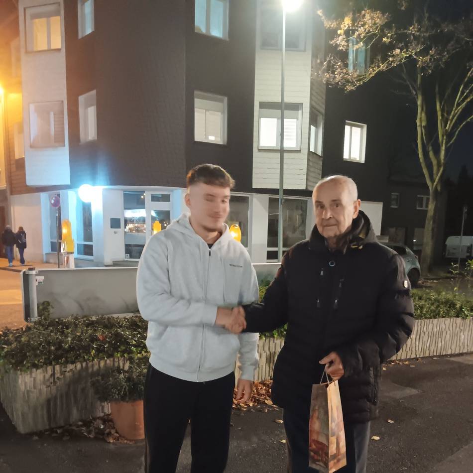 Bewegende Begegnung: Bei Sturz verletzt – 81-Jähriger trifft seinen Ersthelfer