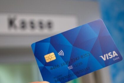 Bezahlkarte für Flüchtlinge: Warum die Stadt Voerde nun massiv unter Druck steht