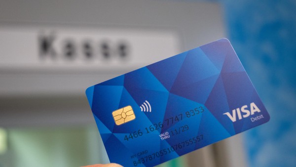 Bezahlkarte für Flüchtlinge: Warum die Stadt Voerde nun massiv unter Druck steht