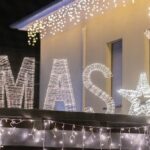 Bunte Figuren, zahlreiche Lichter: Hier stehen Weihnachtshäuser in Dinslaken