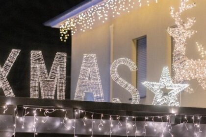 Bunte Figuren, zahlreiche Lichter: Hier stehen Weihnachtshäuser in Dinslaken