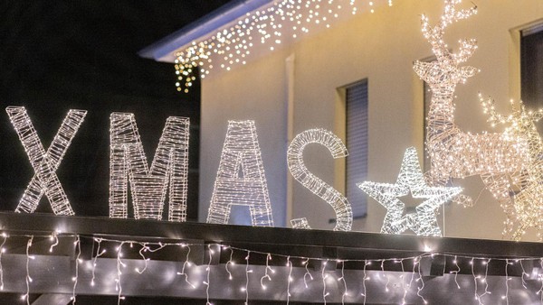 Bunte Figuren, zahlreiche Lichter: Hier stehen Weihnachtshäuser in Dinslaken