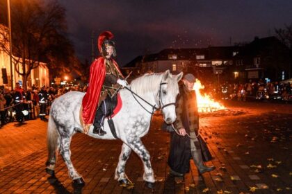 Der erste Martinzug 2025 in Dinslaken: Viele Besucher in Hiesfeld