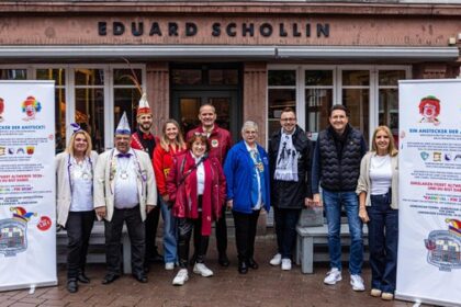 Dinslakener Karnevalisten stellen neuen „Altweiberpin“ vor: So sieht er aus